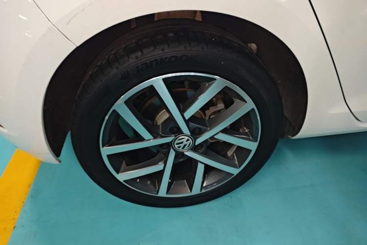 Used Volkswagen Golf 2020 Zhiai Edition 280TSI DSG Comfort Model Right Rear Wheel Hub