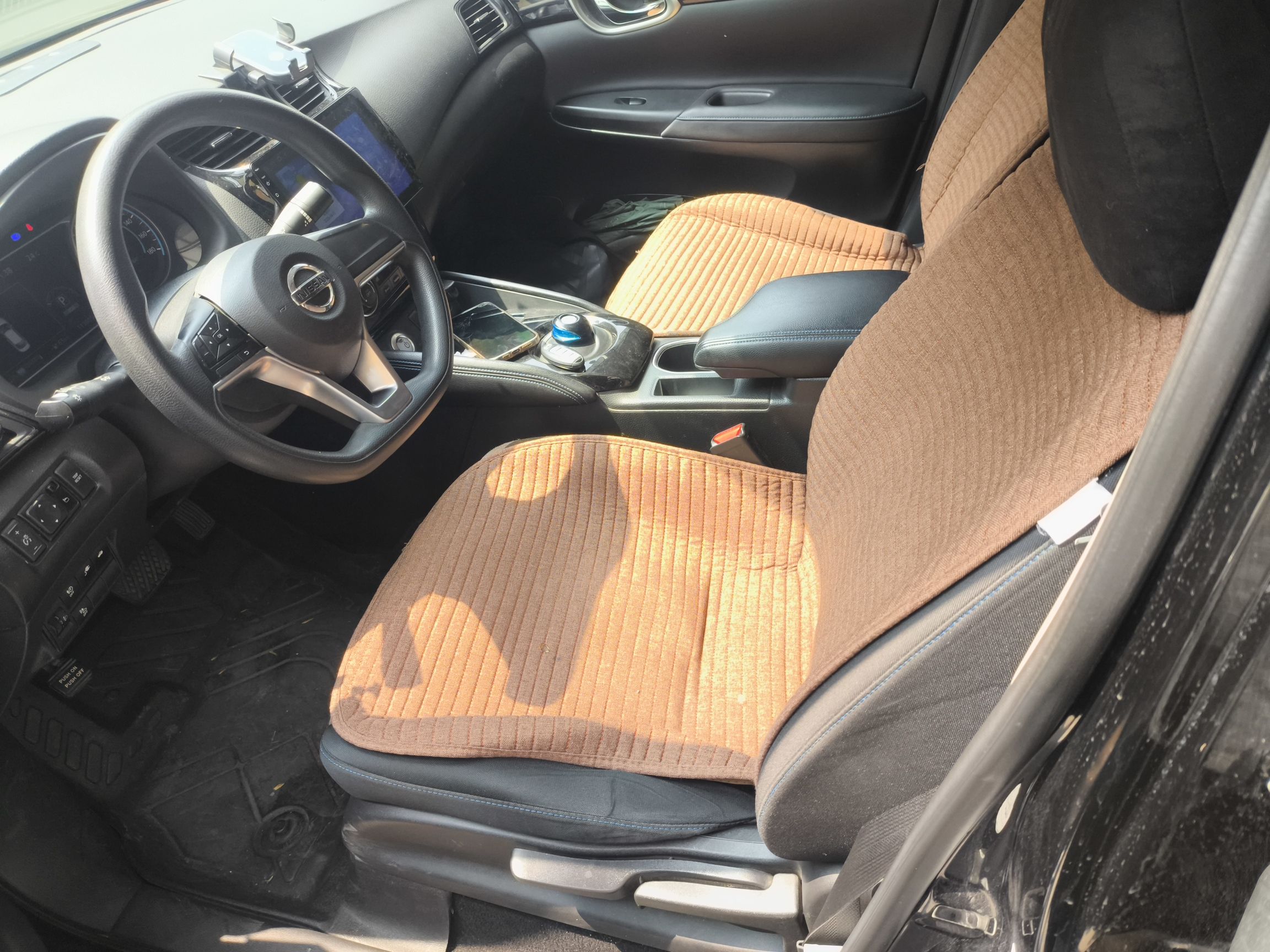 المقاعد الأمامية داخل السيارة