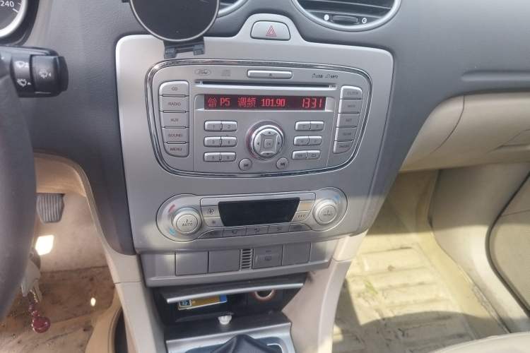 Used Ford Focus 2013 Hatchback Classic 1.8L Manual Fashion Edition Audio And AC Panel