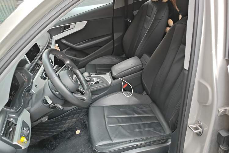 Used Audi A4L 2019 40 TFSI Fashion Edition China VI Emission Standard Left Front Seat