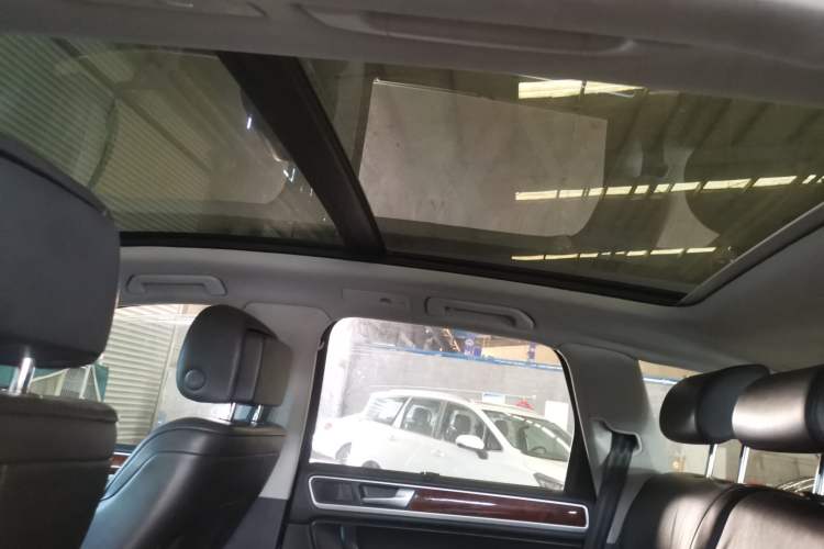Used Volkswagen Touareg 2011 3.0 TSI Comfort Version Headliner
