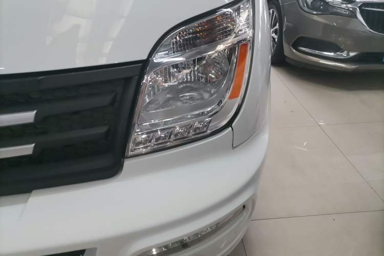 Used SAIC MAXUS Xintu V80 2023 2.0T Manual Classic Aoyuntong Short Wheelbase Mid-Roof 7/8/9-Seater