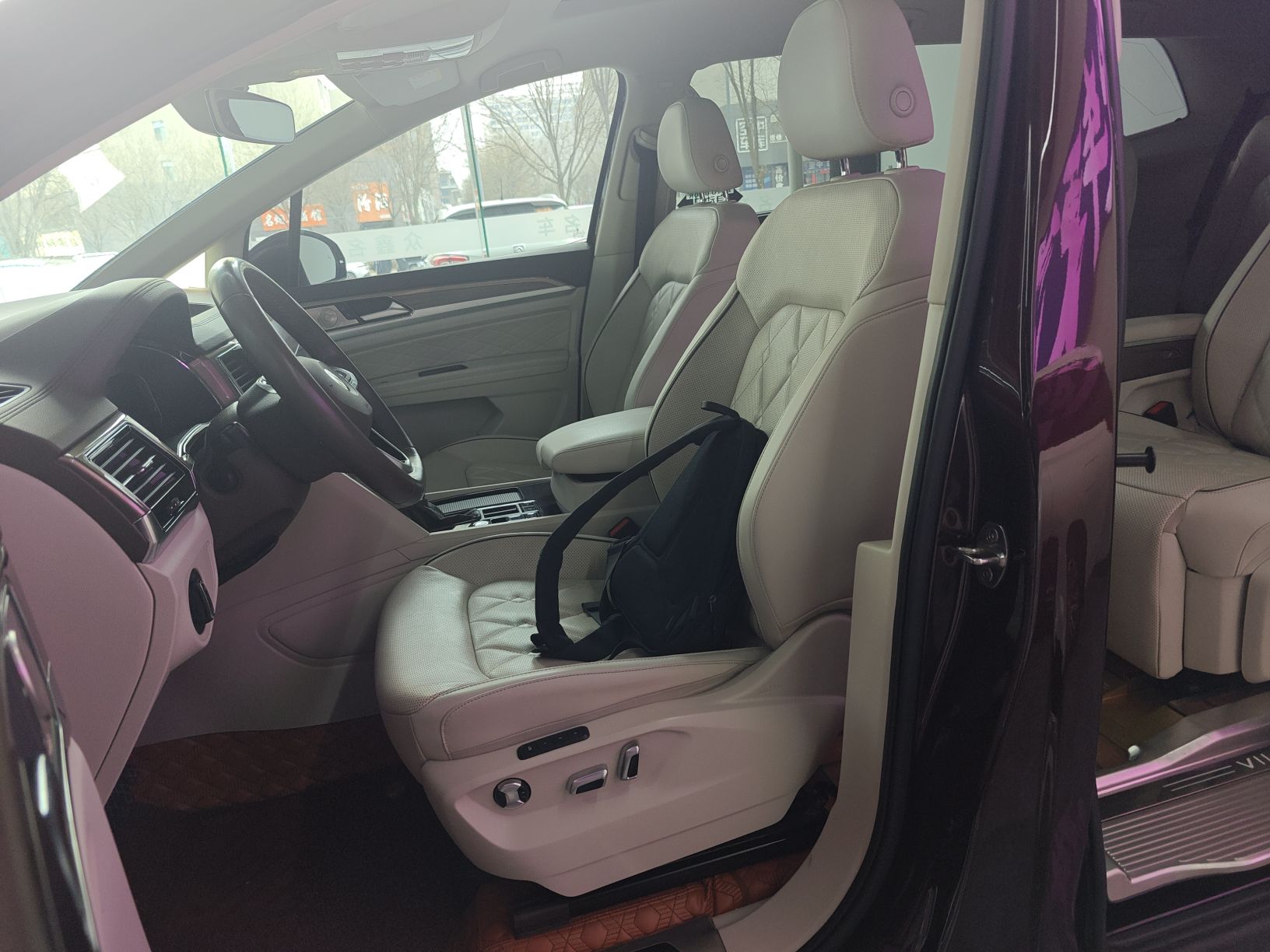 المقاعد الأمامية داخل السيارة