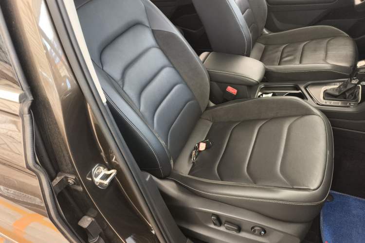 Used Volkswagen Tiguan L 2018 Revised Version 330TSI Automatic Two-Wheel Drive Comfort Edition Right Front Seat