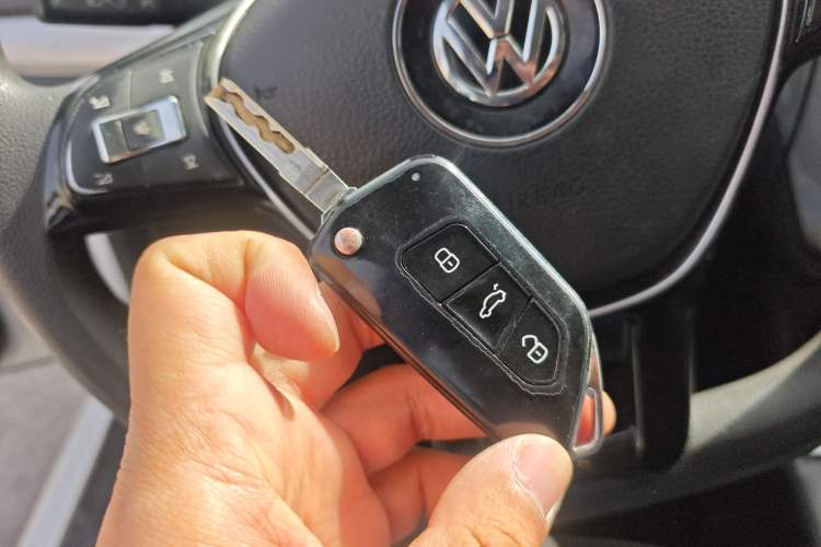 Used Volkswagen Lavida 2015 1.6L Manual Fashion Edition
