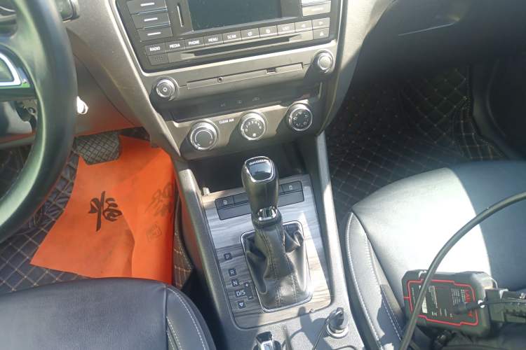 Used Skoda Octavia 2017 1.6L Automatic Smart Drive Edition Gear Lever