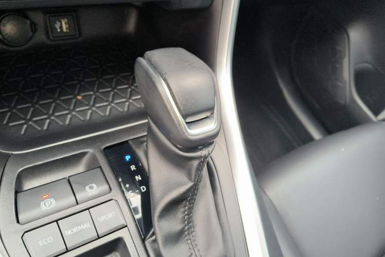 Used Toyota Wildlander 2023 Dual-Motor 2.5L E-CVT Two-Wheel Drive Luxury PLUS Edition Gear Lever