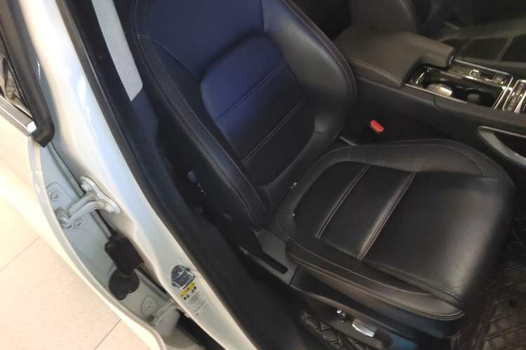 Used Jaguar F-PACE 2020 2.0T Urban Deluxe Edition Right Front Seat