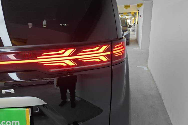 Used Denza D9 2025 DM-i Intelligent Drive 1020 Four-Wheel Drive Prestige Model
