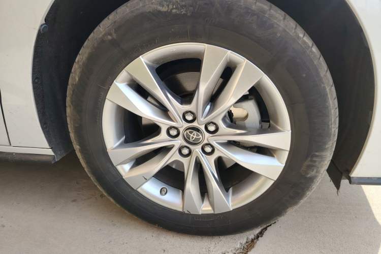 Used Toyota SIENNA 2021 2.5L Hybrid Platinum Edition Right Front Wheel Hub