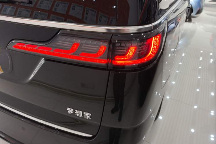 Used VOYAH Dream 2025 PHEV Four-Wheel-Drive Flagship Kunpeng Edition Right Rear Taillight