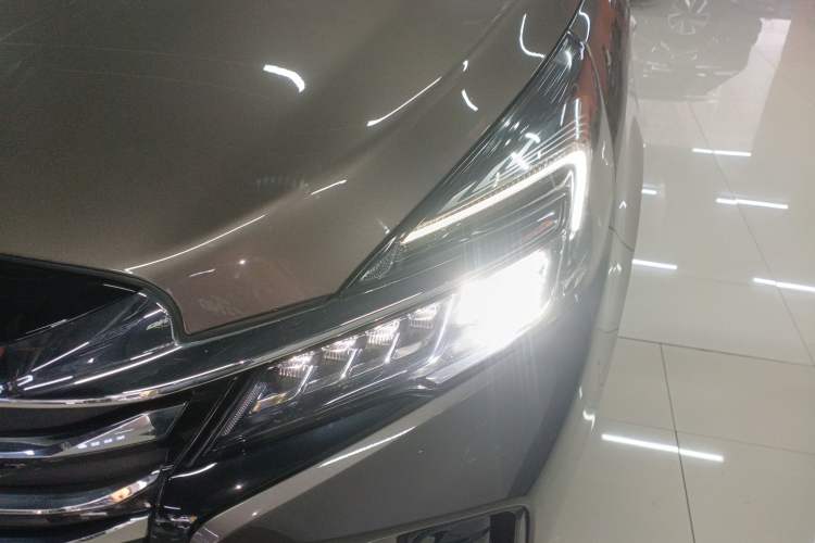 Used Buick GL8 2023 Facelifted Land Cruiser Executive Luxury Version
