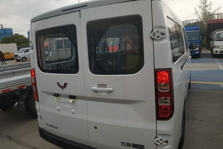 Used Wuling Yangguang 2024 300KM Comfort Version Passenger Van 75kW Rear
