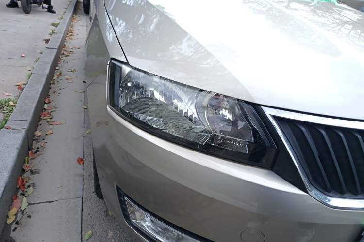 Used Skoda Rapid 2013 1.6L Manual Smart Selection Model
