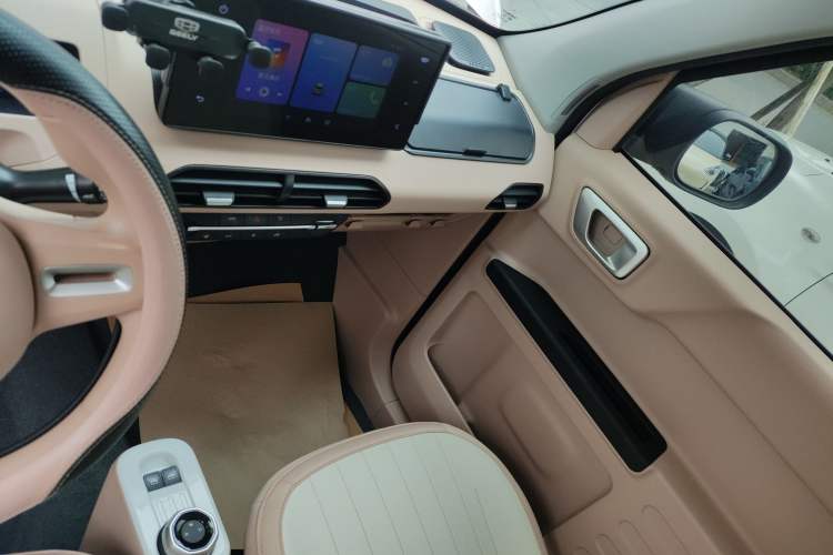 Used Geely Galaxy Panda 2024 Panda Mini 200km Endurance Bear Audio And AC Panel