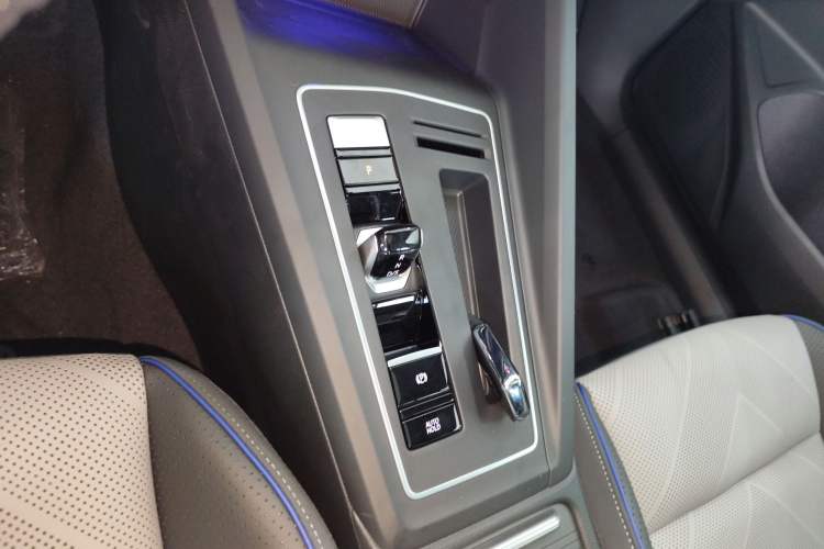 Used Volkswagen Golf 2025 Facelift 300TSI R-Line Gear Lever