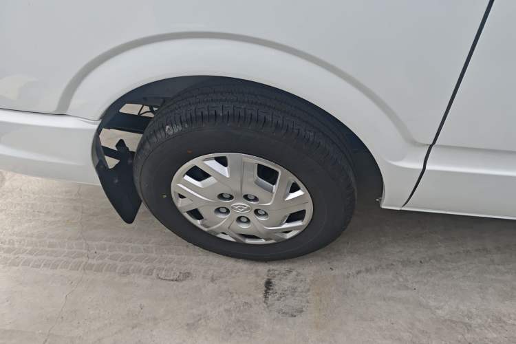 Used SAIC MAXUS Xintu V80 2024 Facelift Aoyuntong 6AMT Short Wheelbase Ultra-Low Roof 147 Ps 5/6 Seats Right Rear Wheel Hub