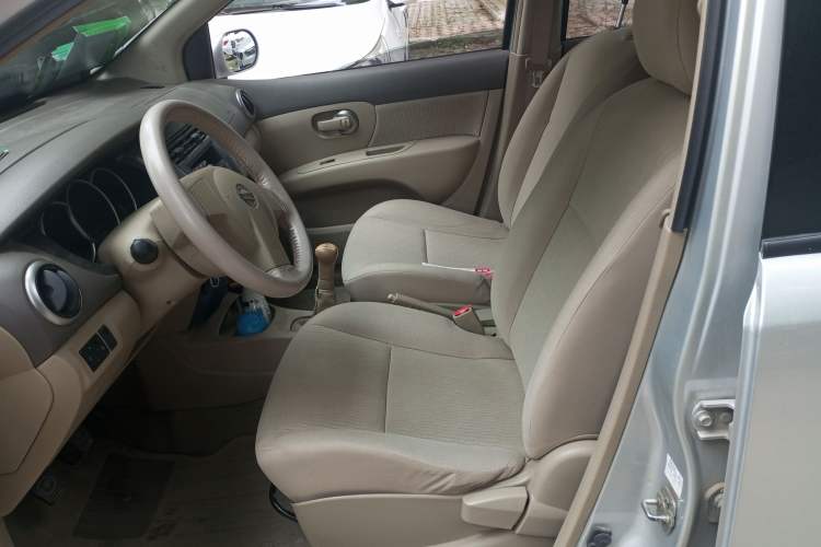 Used Nissan Livina 2010 Jingyue Edition 1.6L Manual All-Around Model