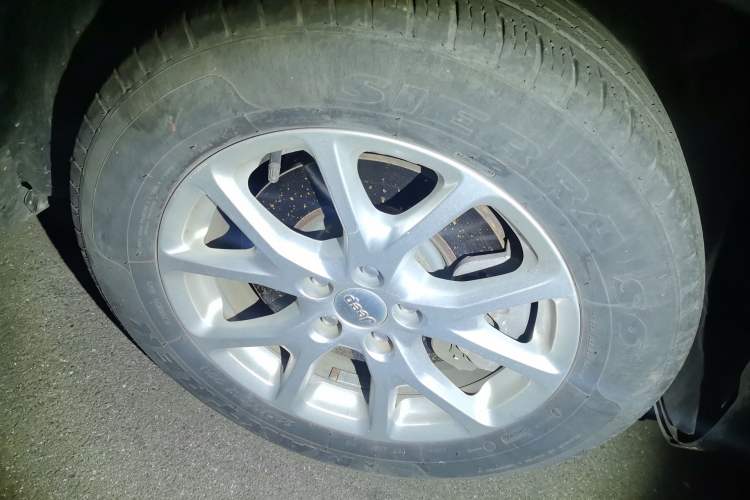 Used Jeep Cherokee 2017 2.0L Superior Edition Right Front Wheel Hub