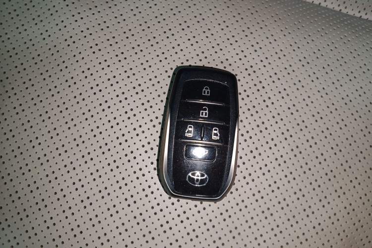 Used Toyota Vellfire 2024 Crown Dual-Engine 2.5L Ultimate Edition Vehicle Key