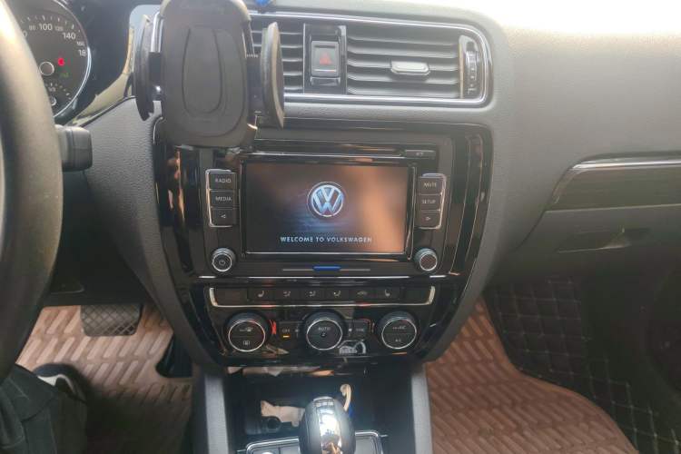 Used Volkswagen Sagitar 2015 230TSI Automatic Luxury Model Audio And AC Panel