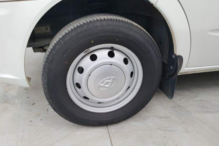 Used SAIC MAXUS Xintu V80 2023 2.0T AMT Classic Aoyuntong Short Wheelbase Ultra-Low Roof 5/6-Seater
