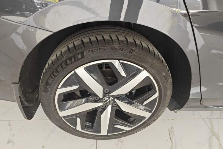 Used Volkswagen Lamando 2023 Lavida L 280TSI DSG Cool & Spicy Edition Right Rear Wheel Hub