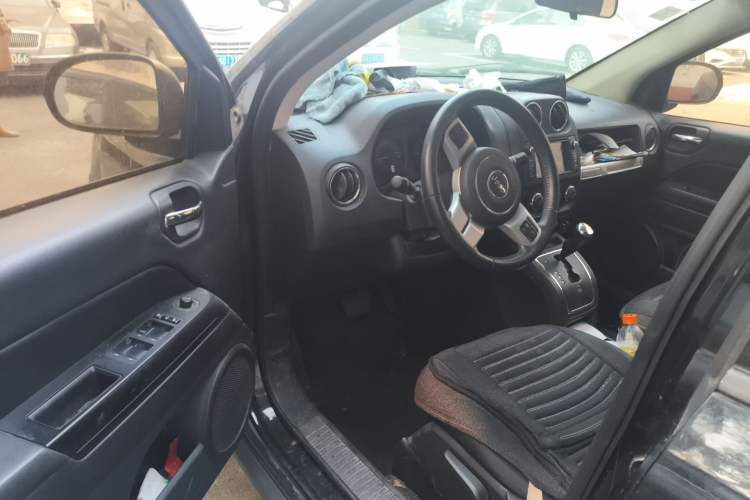 Used Jeep Compass 2015 2.0L two-wheel drive sport version Driver Seat