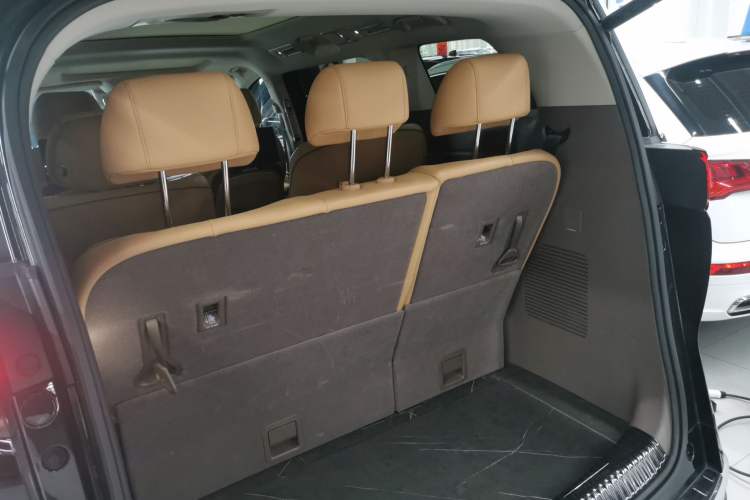 Used Denza D9 2022 DM-i 970 Four-Wheel Drive Prestige Model Trunk