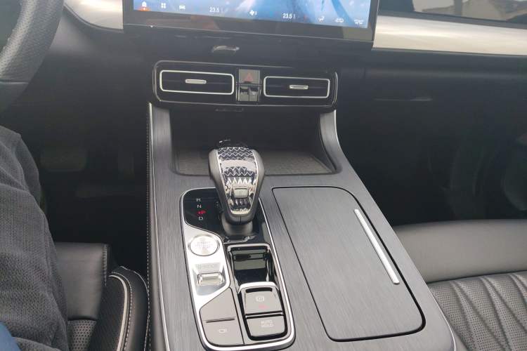Used GAC Trumpchi GS8 2024 Linghang Series 2.0 TGDI Two-Wheel Drive Luxury Smart Connectivity Version Gear Lever