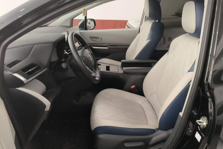 Used Toyota Granvia 2024 2.5L Hybrid Comfort Edition
