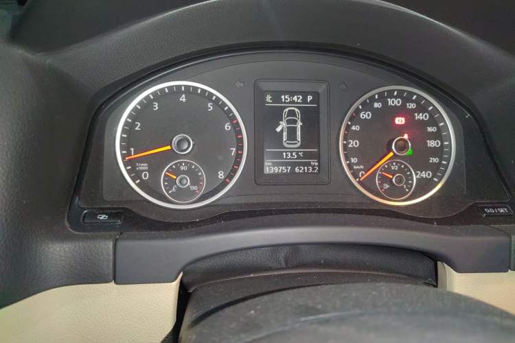 Used Volkswagen Tiguan 2010 2.0 TSI Automatic All-Wheel-Drive Elite Edition Instrument Cluster