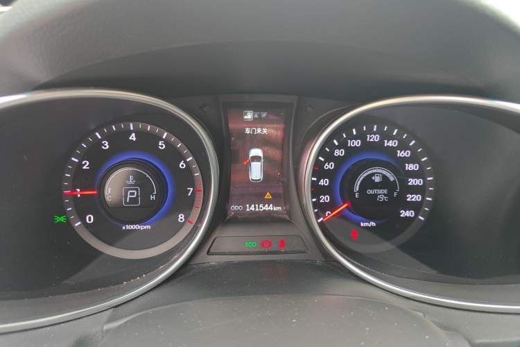 Used Hyundai Santa Fe 2015 2.4L Automatic Two-Wheel Drive Smart Version 5 Seats
