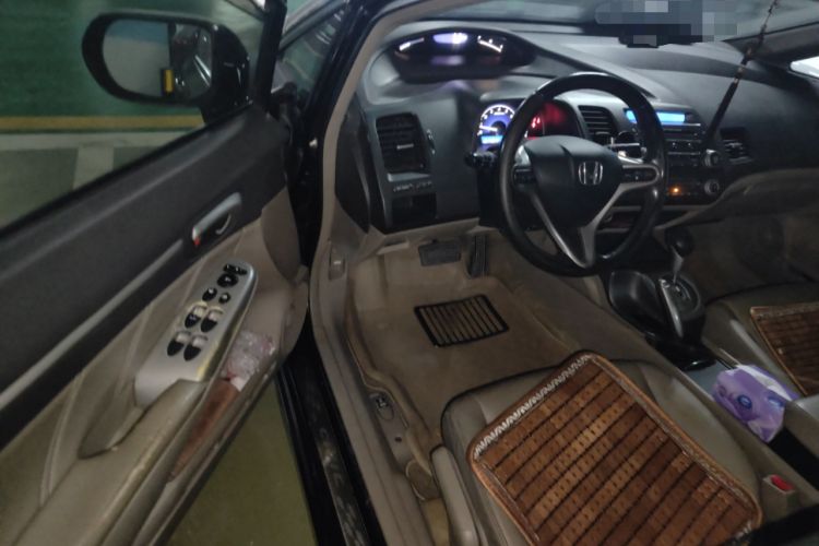 Used Honda Civic 2009 1.8L automatic luxury edition
