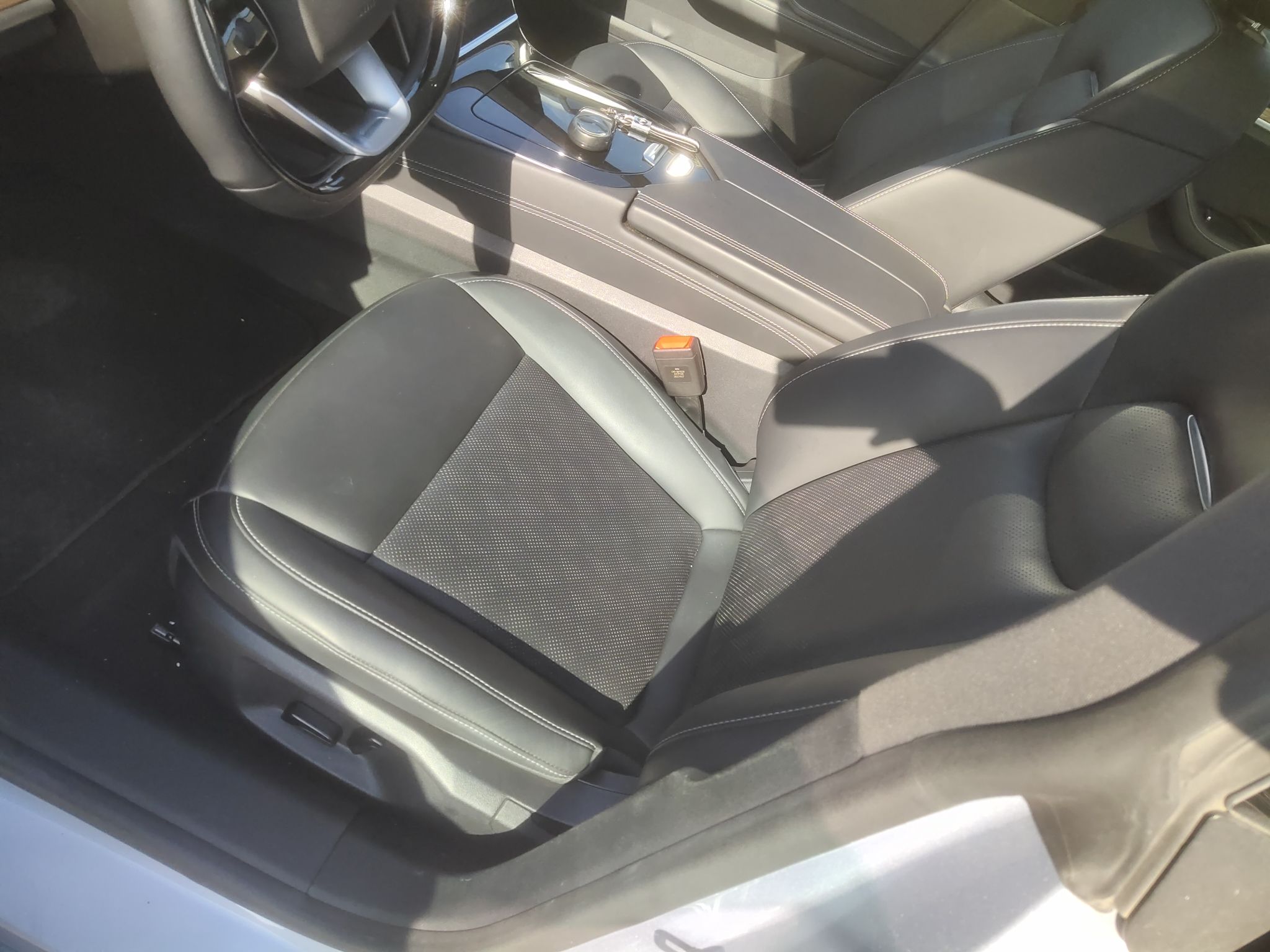 Переднее сиденье в автомобиле