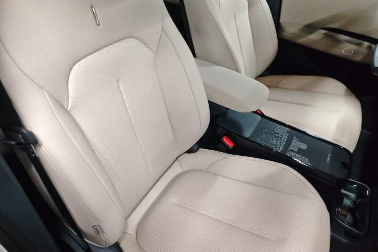 Used Lynk & Co Z20 2026 Model 430km Rear-Wheel Drive Pro Right Front Seat