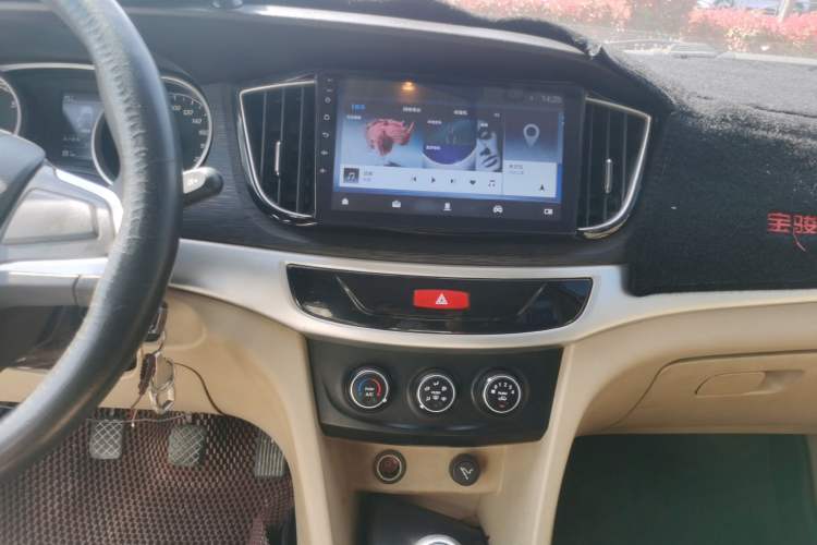 Used Baojun 730 2016 Revised 1.5L Manual Standard Version 7 Seats China V Emission Standard Audio And AC Panel