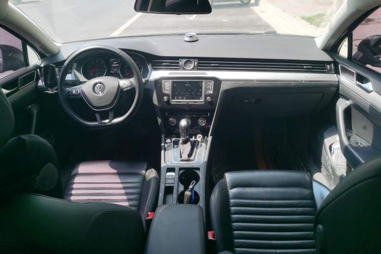 Used Volkswagen Magotan 2017 330TSI DSG Leading Model Center Console