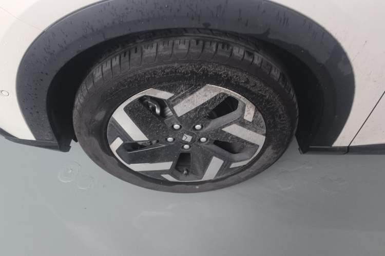 Used Baojun Yunhai 2024 600km Pure Electric Version Left Front Wheel Hub