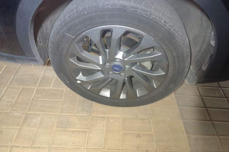 Used Ford Equator 2023 EcoBoost 225 Premier 7-Seater (2/3/2) Right Front Wheel Hub