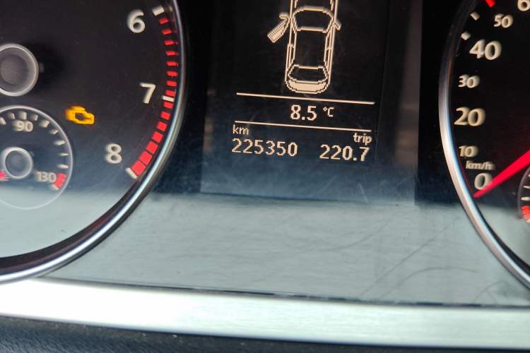 Used Volkswagen FAW-Volkswagen CC 2011 2.0 TSI Ultimate Edition Odometer Close Up