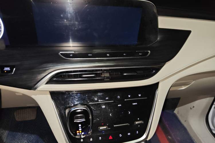 Used Buick GL8 2020 ES Land Cruiser 653T Comfort Edition Audio And AC Panel