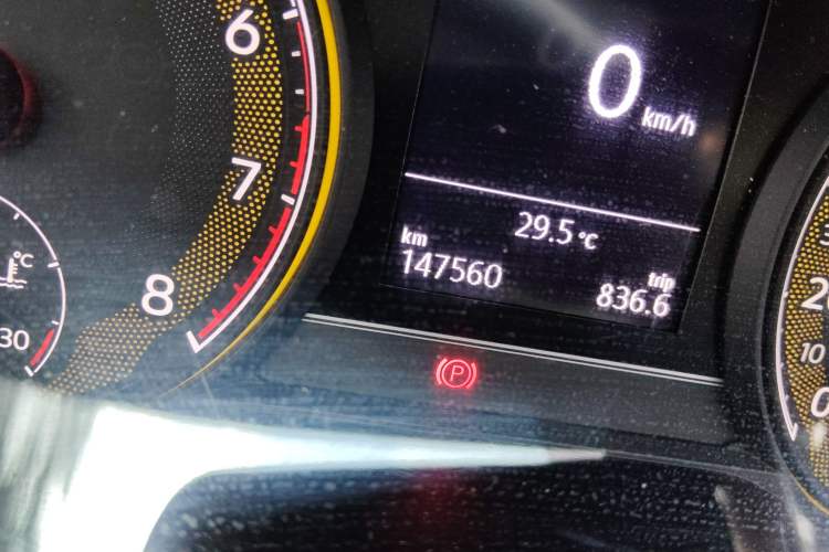 Used Volkswagen Passat 2019 280TSI Business Edition China VI Odometer Close Up