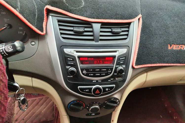 Used Hyundai Verna (older generation) 2010 Sedan 1.4L Manual Comfort GS Audio And AC Panel