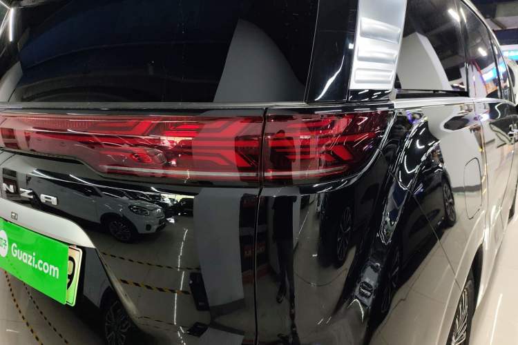 Used Denza D9 2022 DM-i 1040 Prestige Model