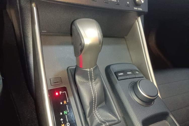 Used Lexus IS 2015 200T Leading Edition
