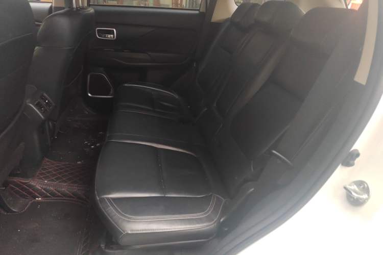 Used Mitsubishi Outlander 2019 2.0L Two-Wheel Drive Comfort Edition 5 Seats China VI Standard Left Rear Seat