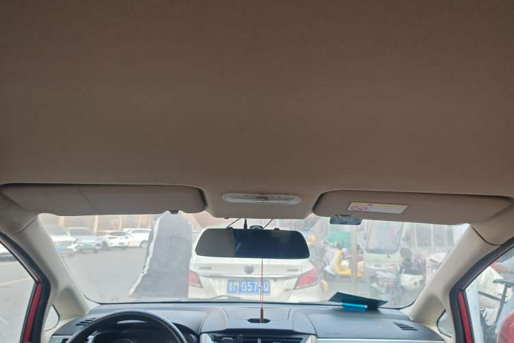 Used Venucia R50 2015 1.6L Manual Fashion Edition
