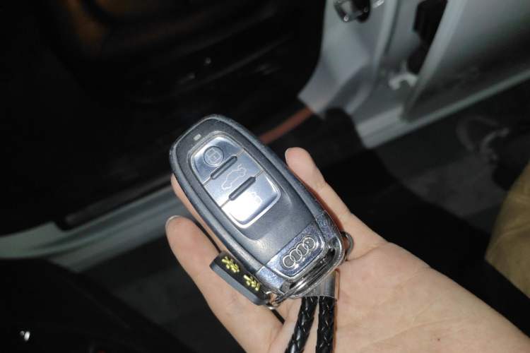 Used Audi A4L 2016 30 TFSI Collector's Edition Automatic Comfort Model Vehicle Key