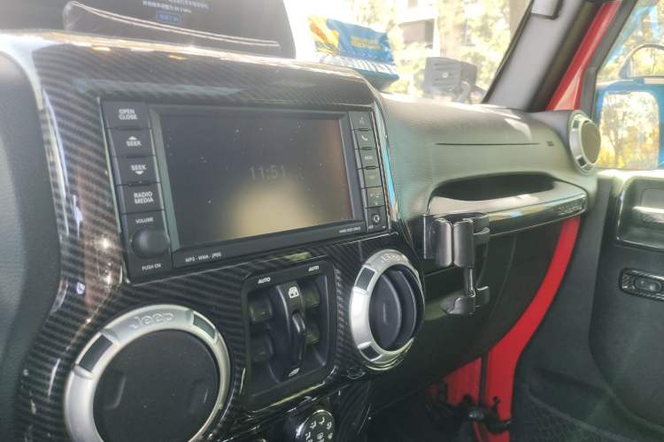 Used Jeep Wrangler 2015 3.6L Rubicon Four-Door Comfort Edition Audio And AC Panel